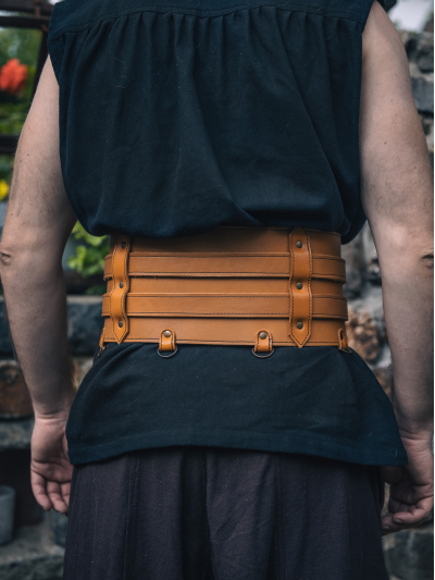 Trollfelsen Mittelalter Gewandung Gürtel Morwen Rotbraun Hinten